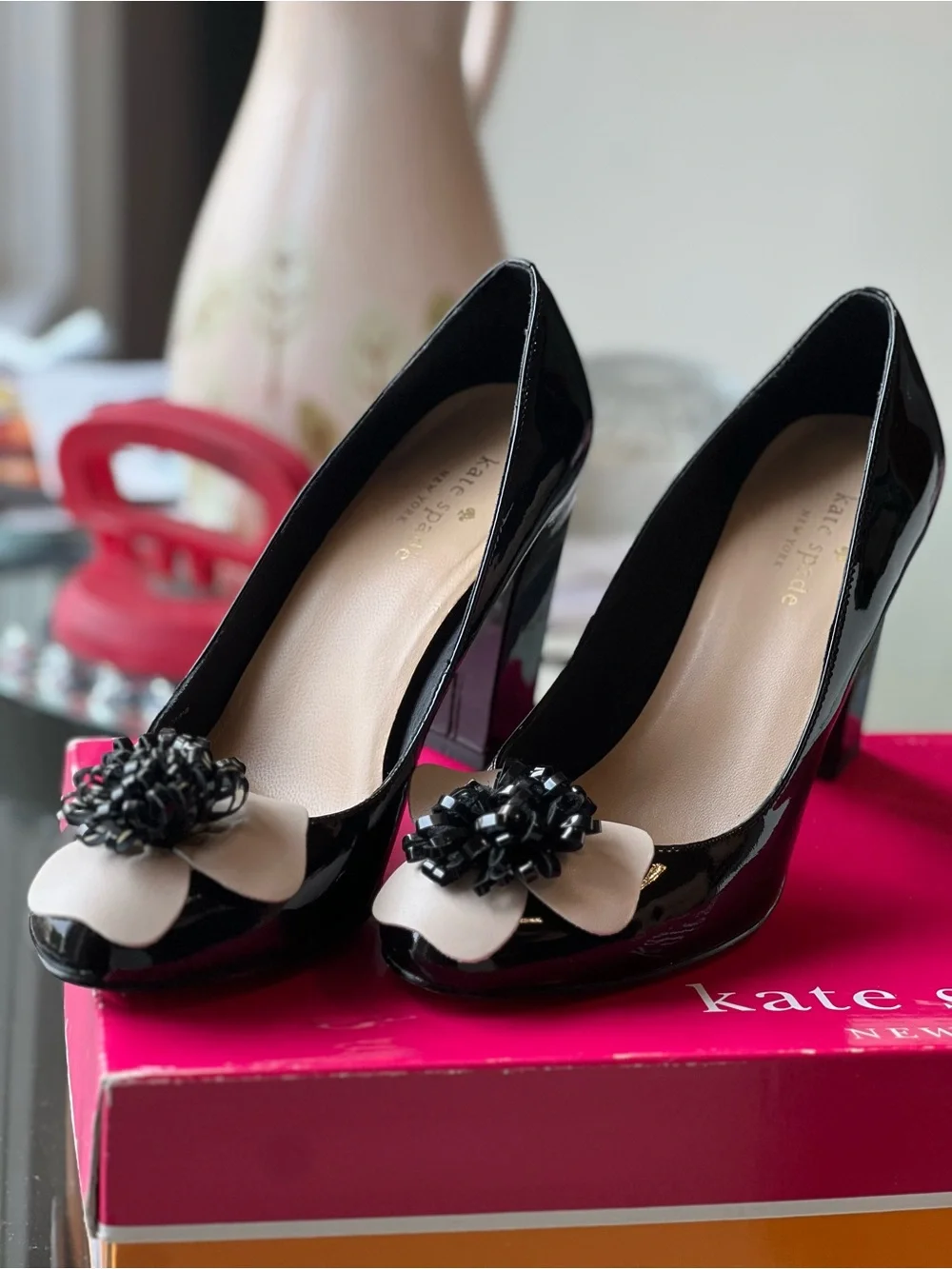 Kate Spade Black Patent Pumps with Cream/Black Nappa Flower